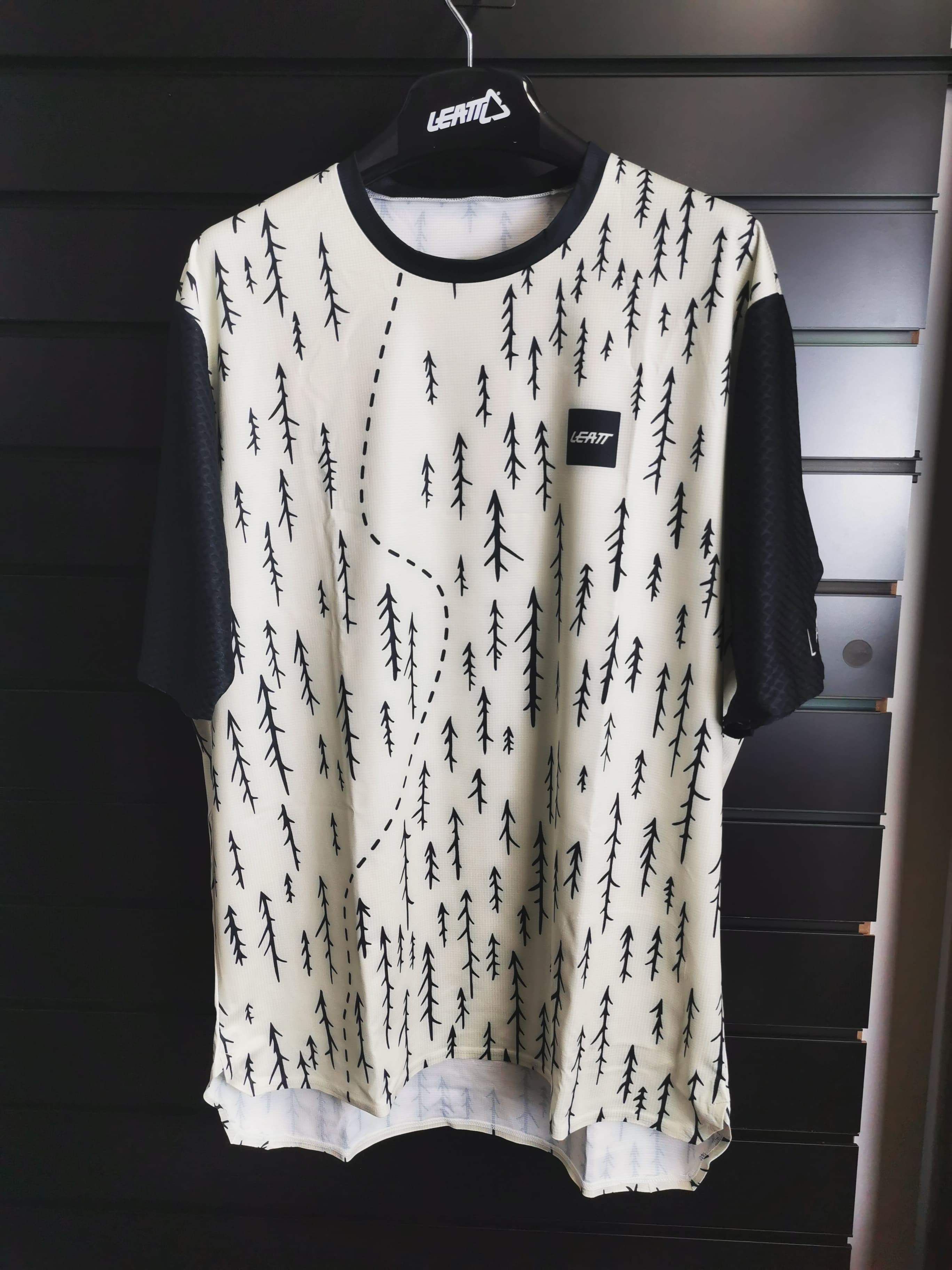 Jersey MTB Trail 3.0 white with black pines drawings.