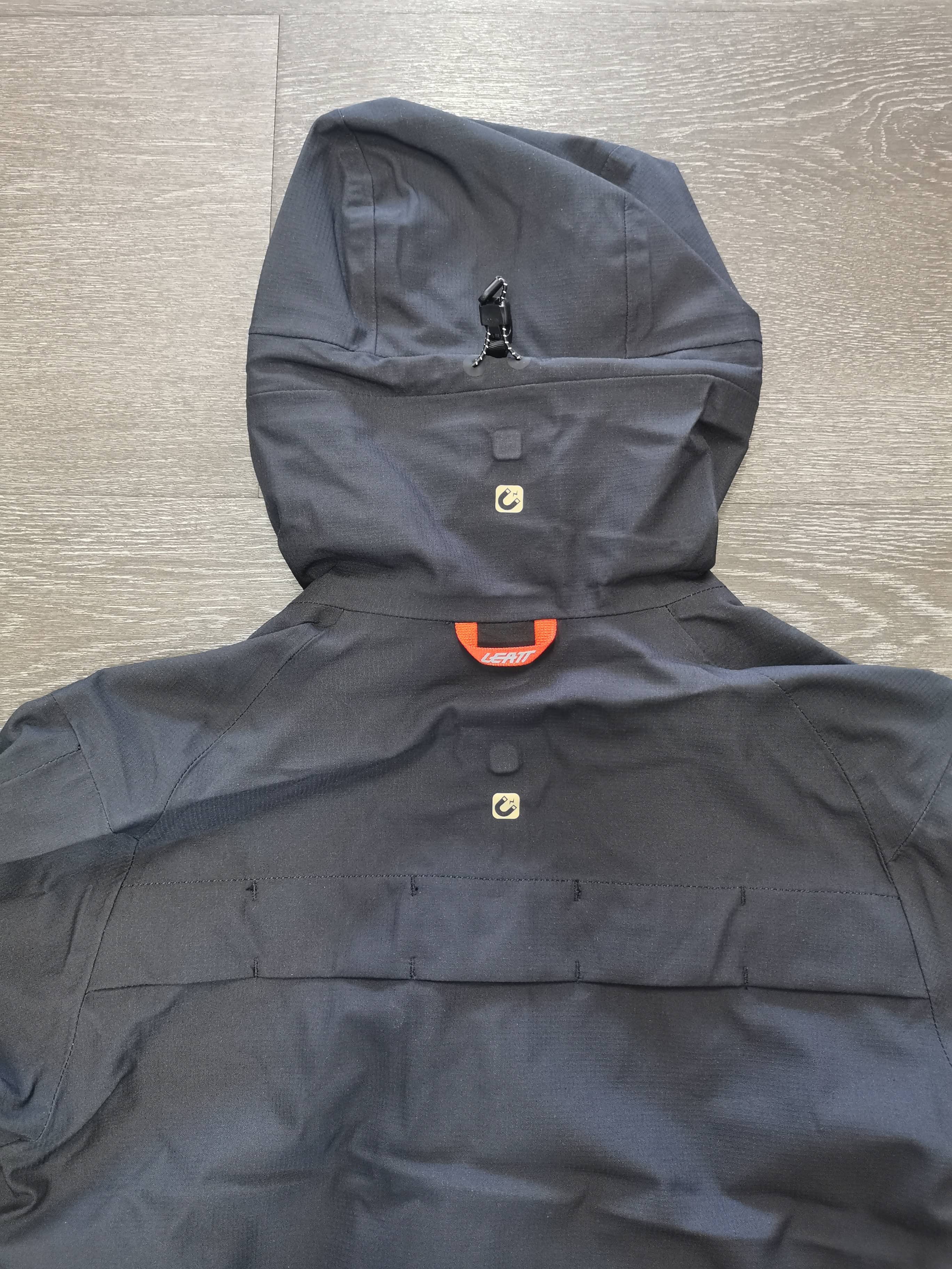 Mono suit HydraDri back of hood detail