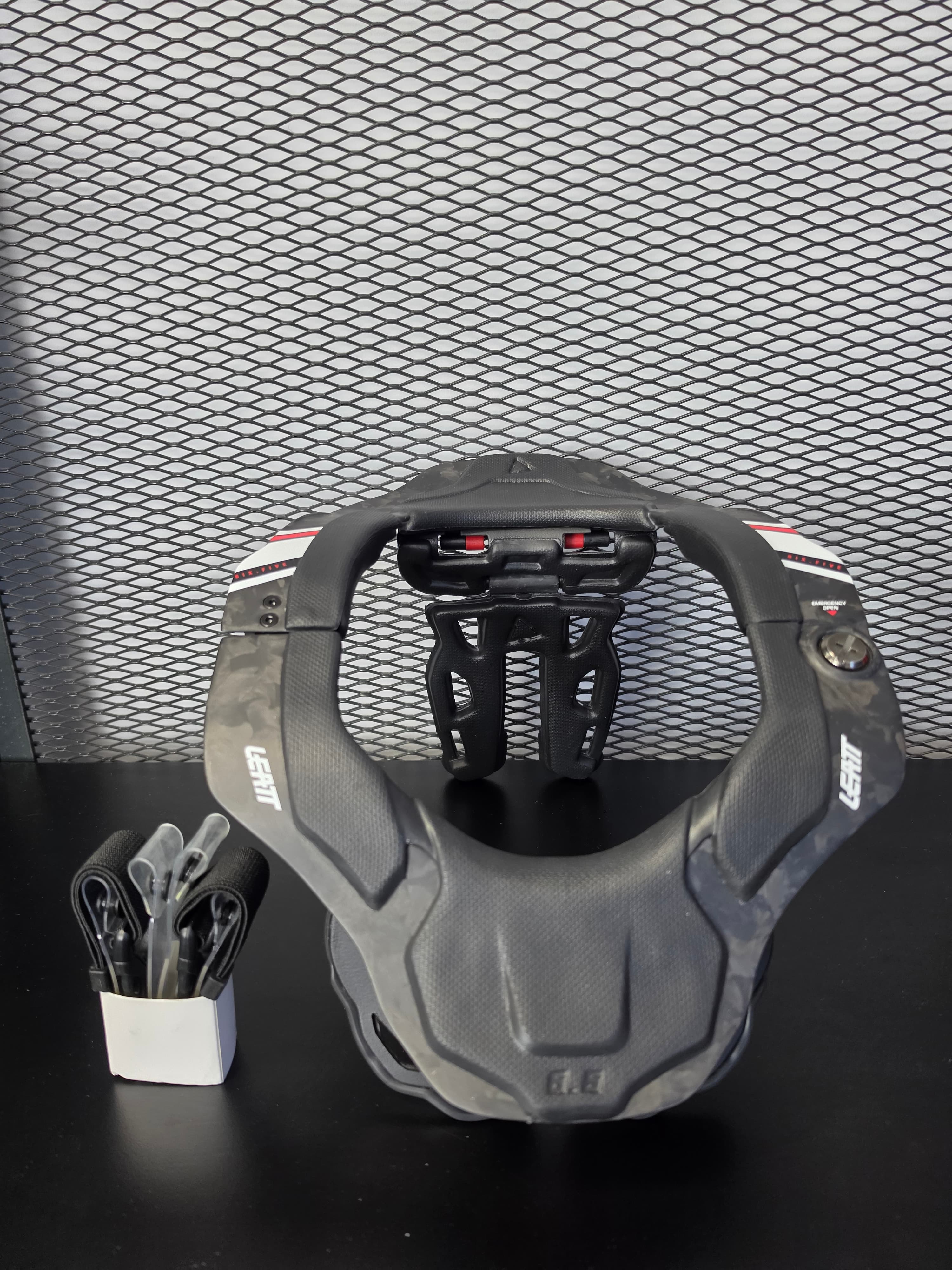 Neck Brace 6.5 Carbon - L/XL - Black/White